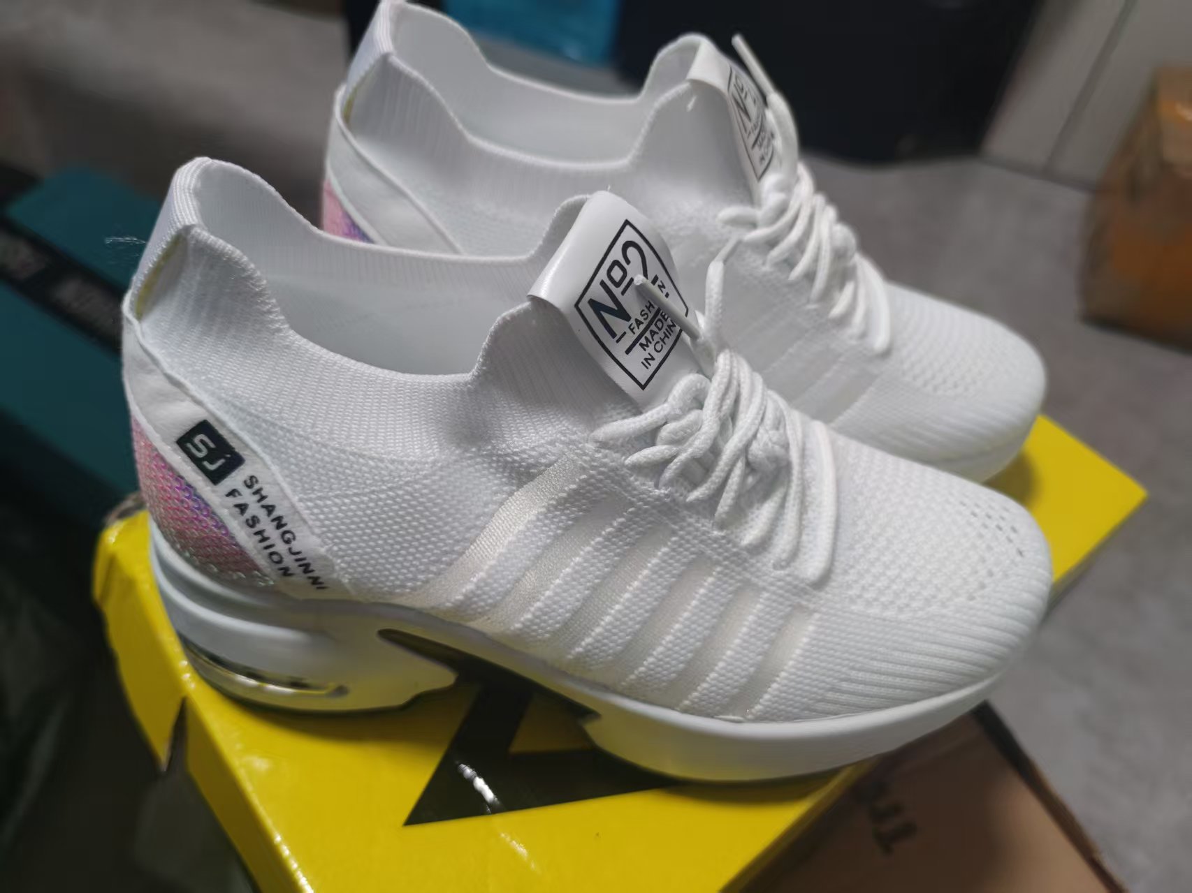 Sepatu kets kasual berpayet un - Knit Fabric Lace Up Sneakers ulasan dan harga